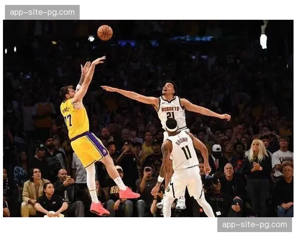 湖人斯玛特21分+5抢断，防守尖兵作用限制掘金外线火力